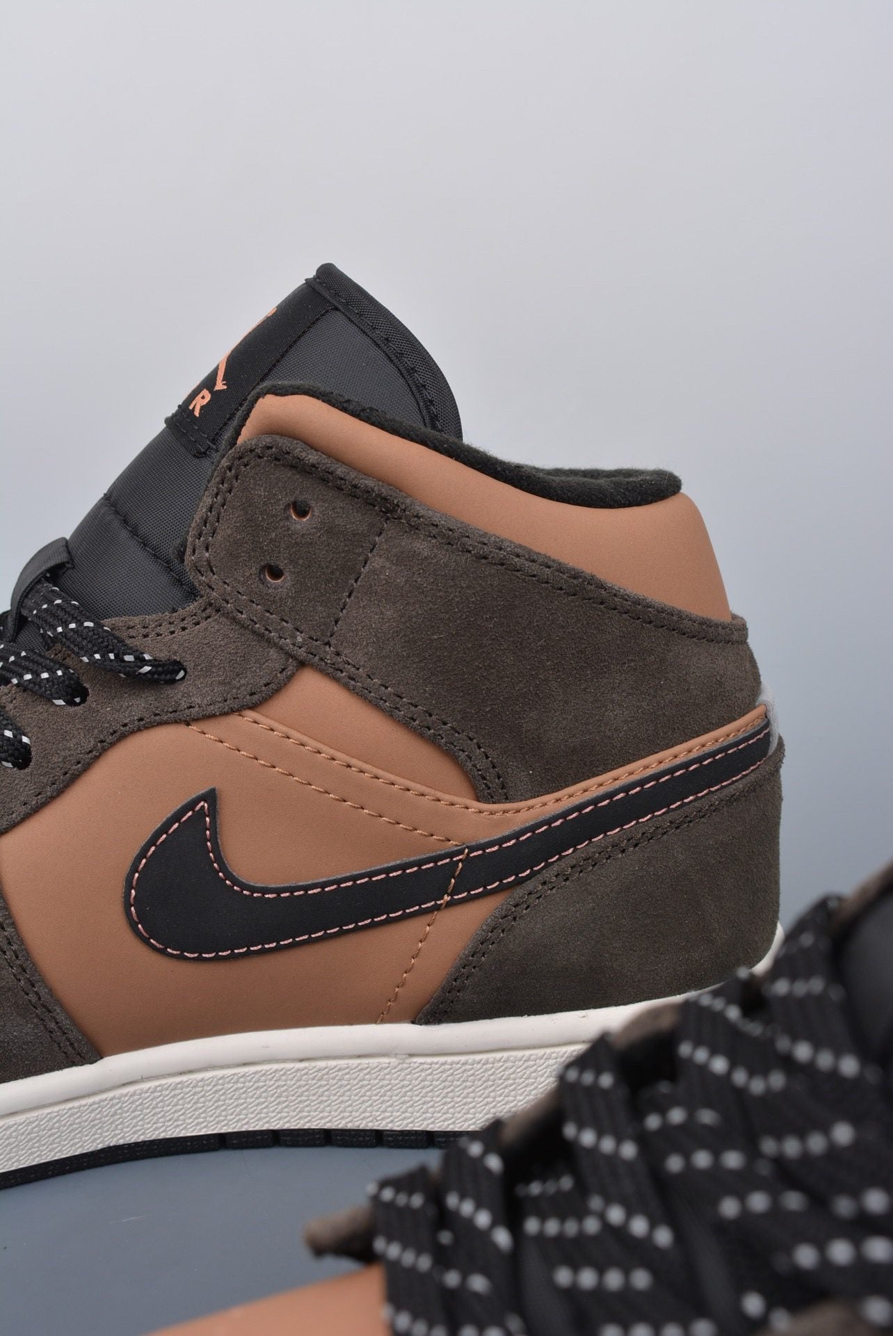 Jordan 1 Mid SE Cioccolato fondente (GS)