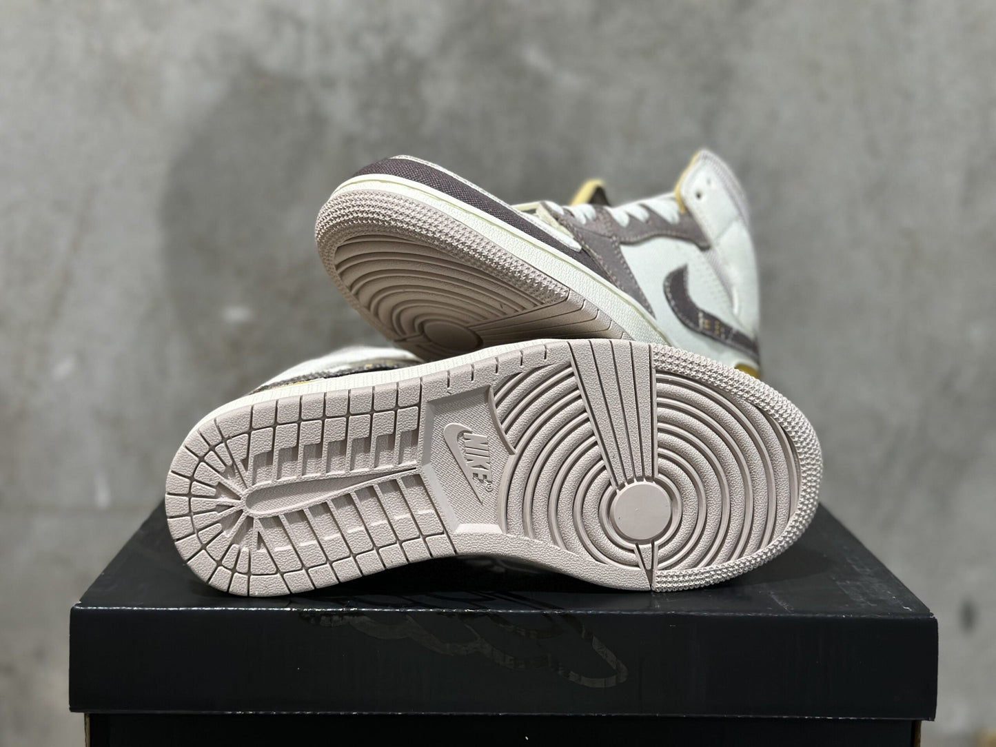 Air Jordan 1 Mid Skater Grey